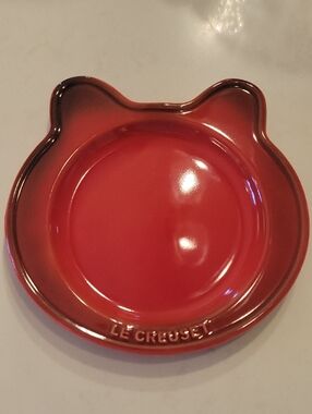Le Creuset Limited Edition Kitty Puppy Plate Design